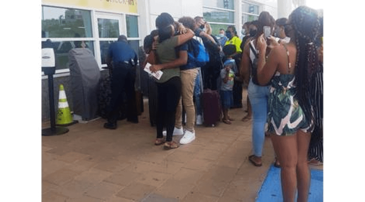 Studenten op vertrek uit St Maarten. Archief foto The Daily Herald