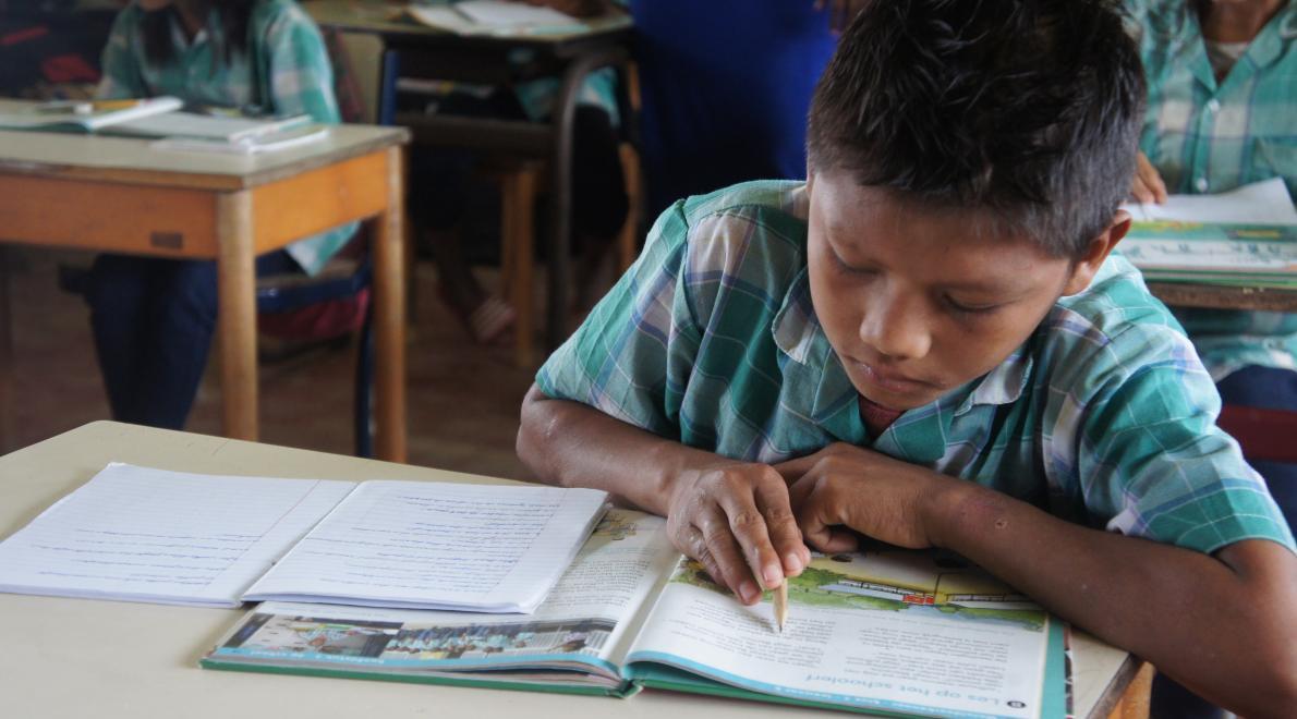 Een jongen op school in Alalapadu, zuid-Suriname
