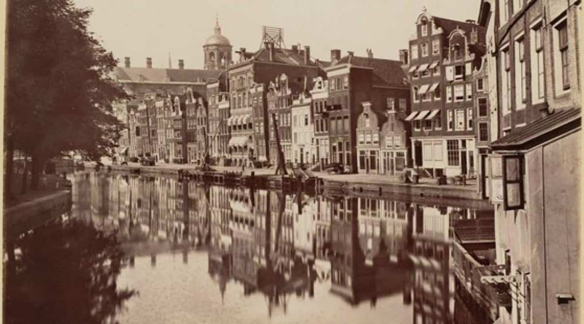 Pijpenmarkt, Nieuwezijds Voorburgwal, gezien naar het Koninklijk Paleis, 1880-1884,foto door Henri de Louw, Stadsarchief Amsterdam 