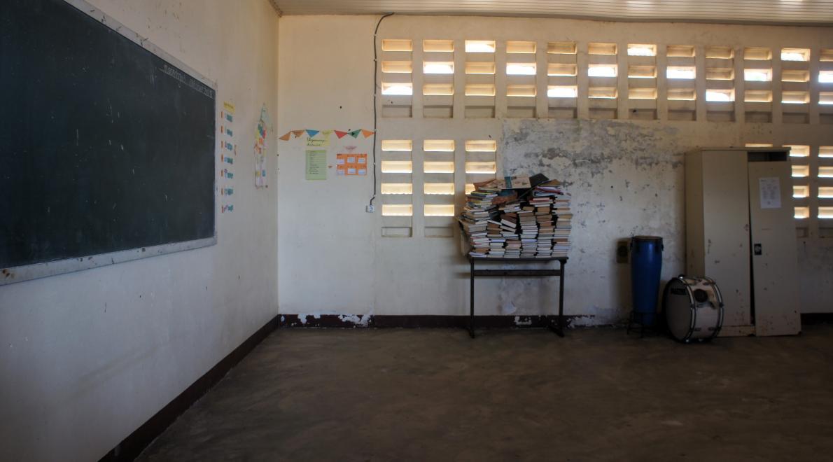 Leeg klaslokaal op de Sint Antoniusschool in Galibi, Suriname © Zoë Deceuninck