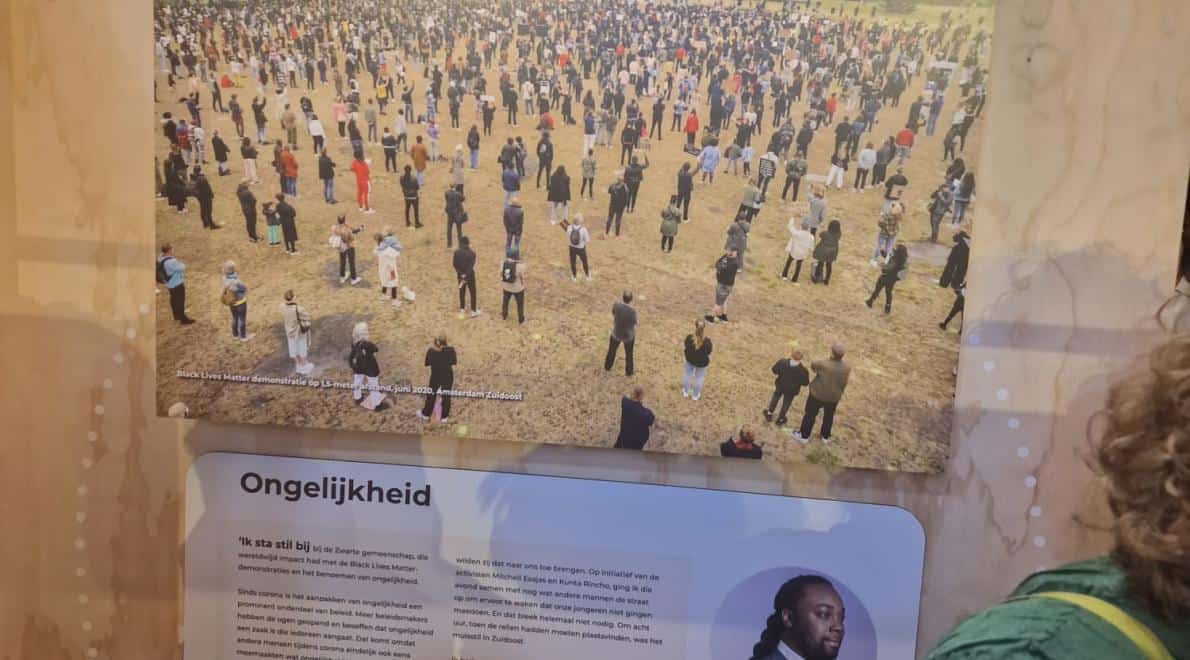 Simion Blom, voormalig gemeenteraadslid van Amsterdam reflecteert in de expo op de wereldwijde drang naar maatregelen om de ongelijkheid tegen te gaan