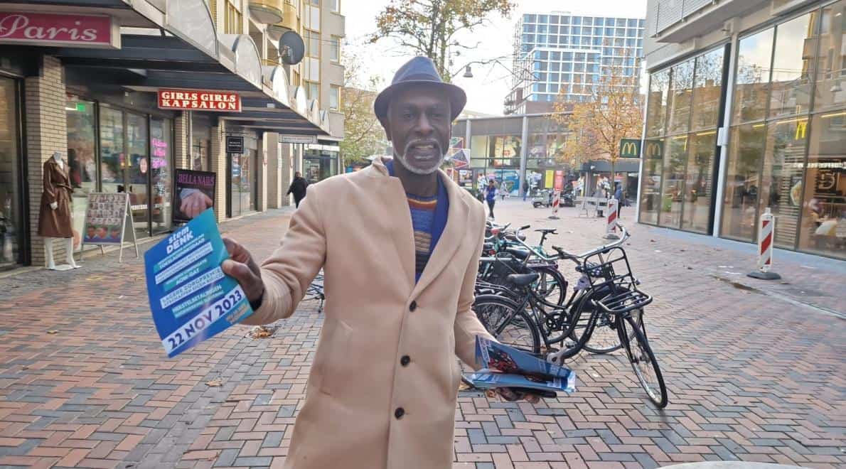 Guno MacIntosch aan het flyeren in de Amsterdamse Poort