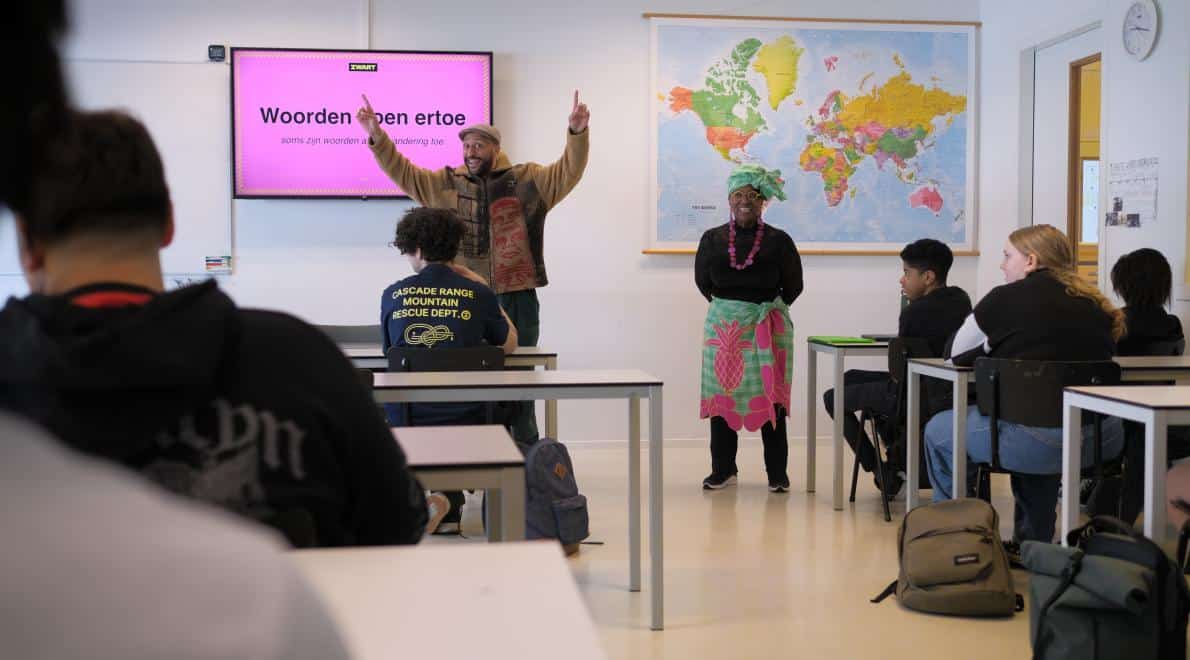 Gerda Havertong & Gianni Lieuw-A-Soe geven op 17 juli jl. samen een eerste proefles aan de hand van de Ontbrekende Bladzijde op het IJburg College in Amsterdam.