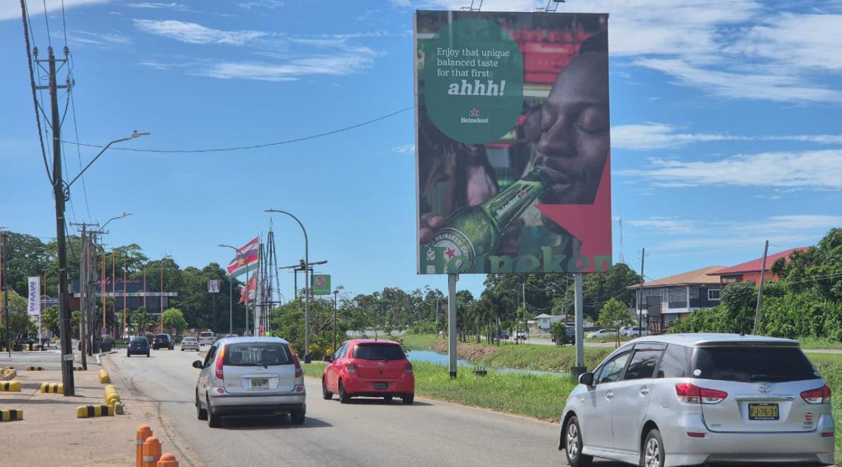 Reclame voor Heineken langs de weg in Paramaribo