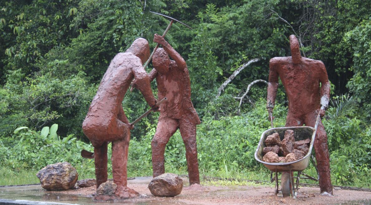 Een monument in Moengo, oost-Suriname, ooit het epicentrum van de Surinaamse bauxietindustrie. Foto: Zoë Deceuninck