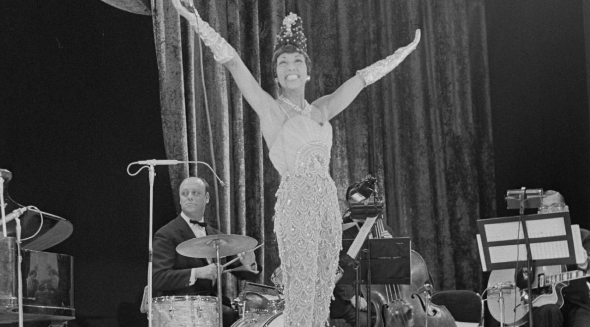 Oudejaarsshow Josephine Baker in Carré, Amsterdam, 1964 📸 Hugo van Gelderen - Nationaal Archief