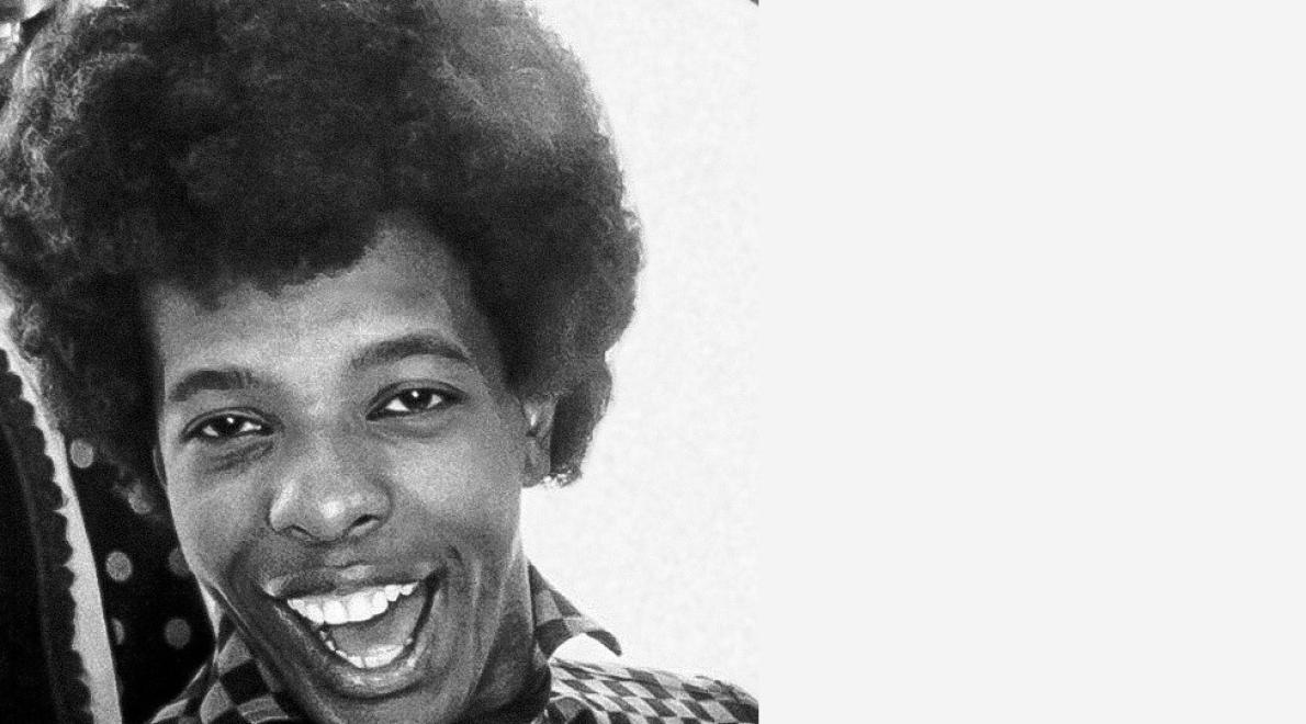 https://upload.wikimedia.org/wikipedia/commons/d/db/Sly_Stone_%281968_publicity_photo%29.jpg