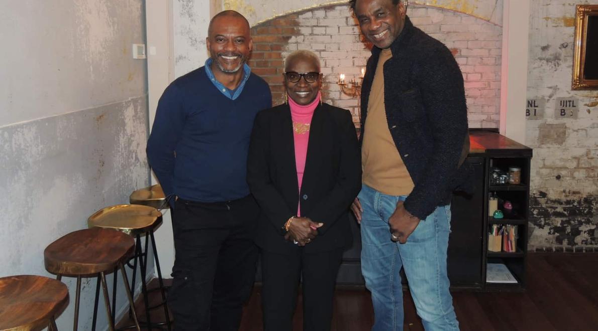 Angélique Kidjo met Robin Austen en Marvin Hokstam van AFRO Magazine