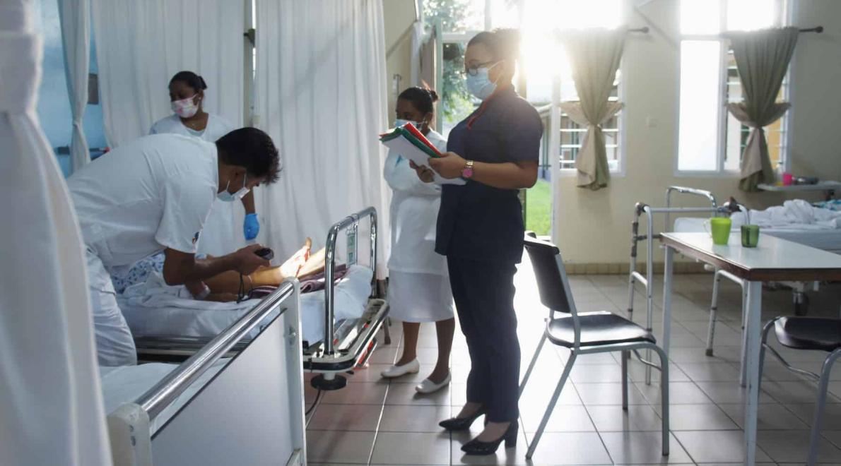 Meteen na zijn aankomst in het Mungra Medisch Centrum, gaat dokter Mahabier op visite bij patienten