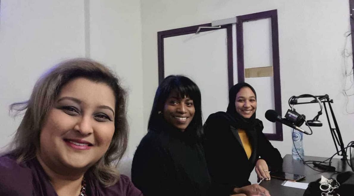 Teamleden Joan Nunnely, Natasha Hoessein en Saida Ouarirou bij Stanvaste Radio