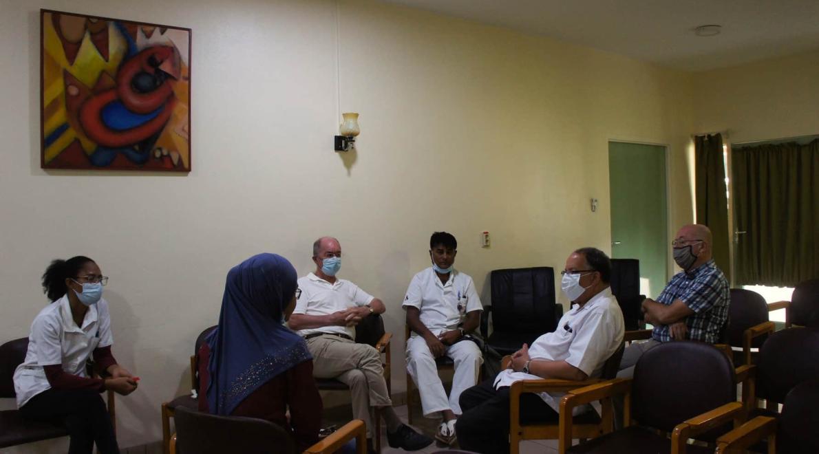 Tijdens de overdracht bespreken de dokters de situatie van nieuwe patiënten