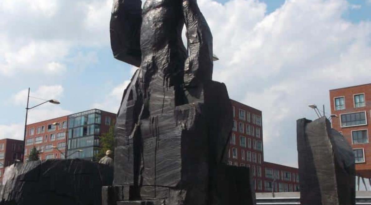 Standbeeld Anton de Kom