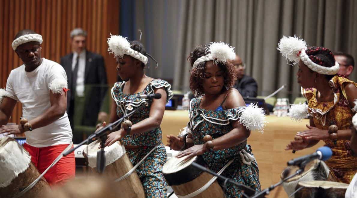 Dansers en drummers tijdens de lancering van het VN Decennium voor Mensen van Afrikaanse Afkomst, bij het VN hoofdkantoor in New York, December 2014