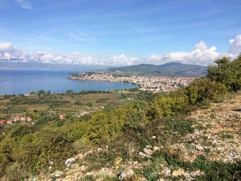 Een overzicht van de steden Ohrid en Struga, het meer van Ohrid en in de verte bij de bergen Albanië.