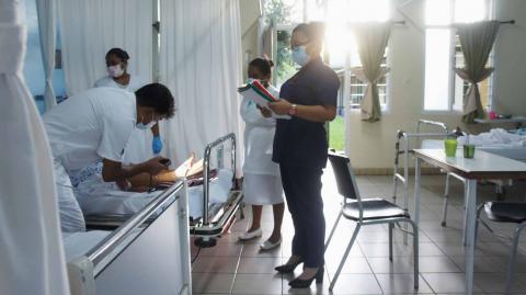 Meteen na zijn aankomst in het Mungra Medisch Centrum, gaat dokter Mahabier op visite bij patienten