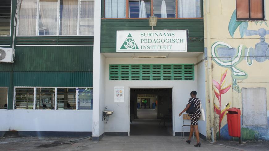 Ingang Surinaams Pedagogisch Instituut. Foto: © Zoë Deceuninck