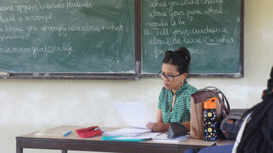 Leerkracht geeft het vak Engels in de klas van het Surinaams Pedagogisch Instituut. Foto: © Zoë Deceuninck