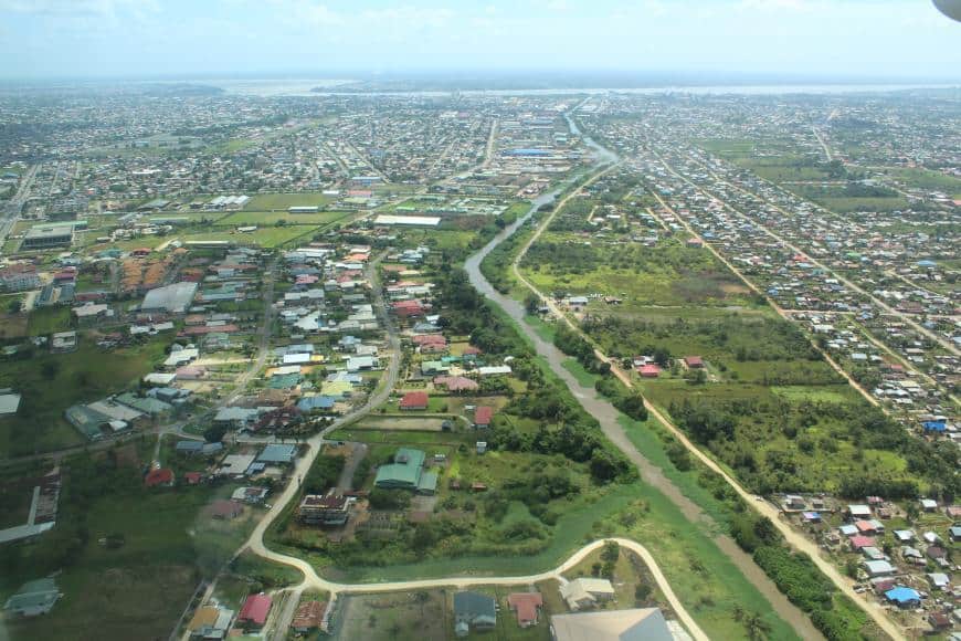 Paramaribo vanuit de lucht. Foto: Zoë Deceuninck