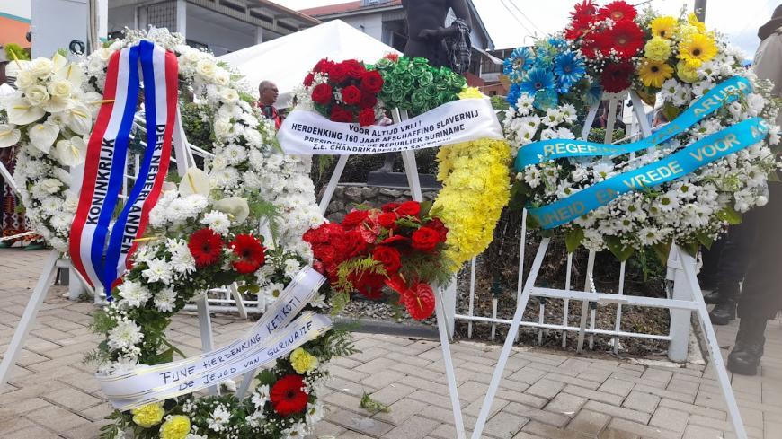 Bloemen bij de kranslegging in Paramaribo op 1 juli 2023, ter herdenking van 160 jaar afschaffing slavernij. Foto: Zoë Deceuninck