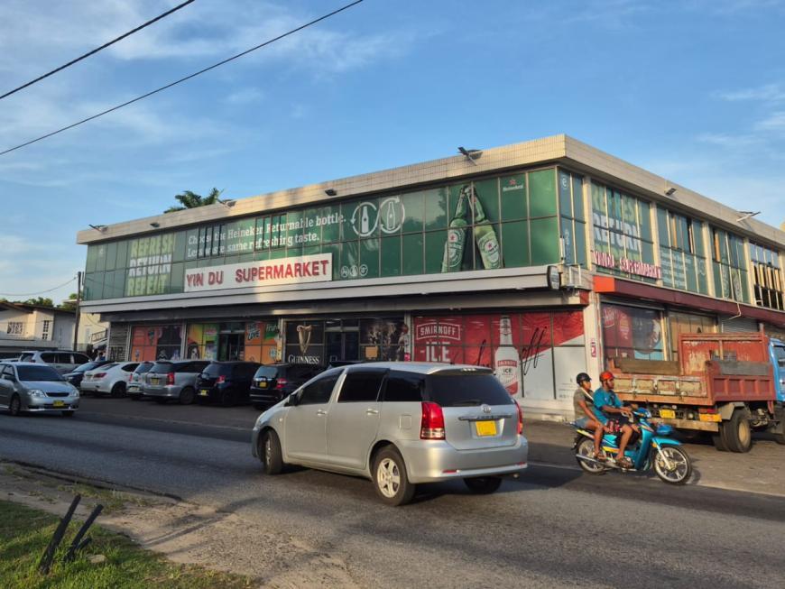 Reclame voor Heineken bij een winkel in Paramaribo. © Zoë Deceuninck