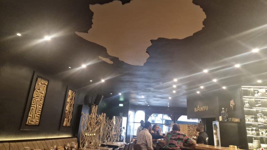 Martine met haar vaste klanten bijd e bar