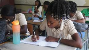 Leerling aan het werk in de klas Surinaams Pedagogisch Instituut.. Foto: © Zoë Deceuninck  ​
