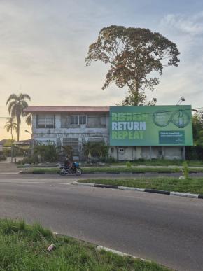 Reclame voor Heineken bij een rotonde in Paramaribo. © Zoë Deceuninck