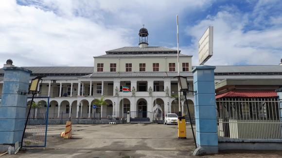 Het Sint Vincentiusziekenhuis in Paramaribo werd opgeknapt met (gedeeltelijk of volledig) Nederlands belastinggeld. Photocredit Zoe Deceuninck