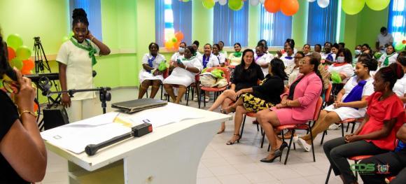 Op de Internationale Dag van de Verpleging zet het Academisch Ziekenhuis Paramaribo haar personeelsleden in de bloemetjes. Photocredit: Communicatie Dienst Suriname (CDS)