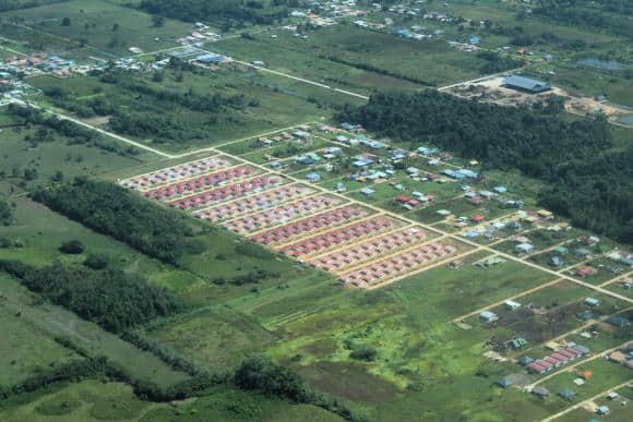 Luchtfoto van een sociaal woningbouwproject in Suriname. Foto Zoë Deceuninck