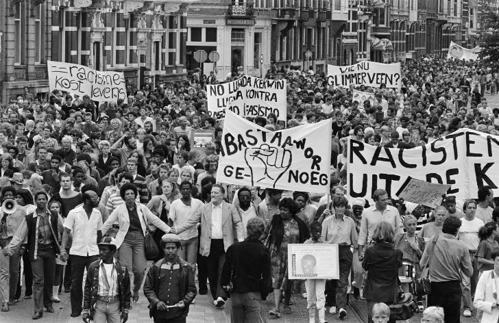 Demonstratie tegen racisme en fascisme na de dood van Kerwin Lucas Duinmeijer op 27 augustus 1983. Foto: Marcel Antonisse–Anefo, Collectie: Nationaal Archief