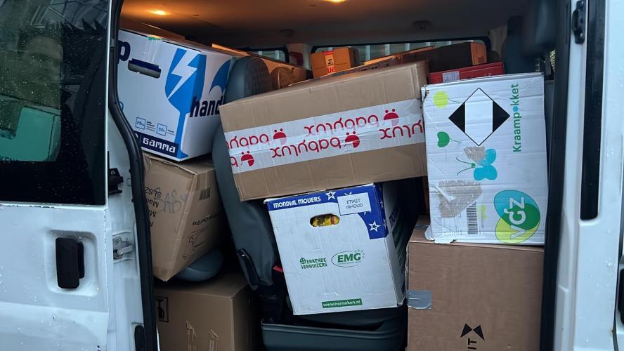 Een hele bestelwagen aan het volstouwen, vol hulpgoederen voor gestrande, gemarginaliseerde Afrikanen in Oekraine