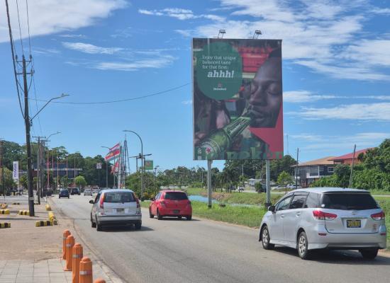 Reclame voor Heineken langs de weg in Paramaribo