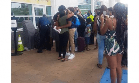 Studenten op vertrek uit St Maarten. Archief foto The Daily Herald