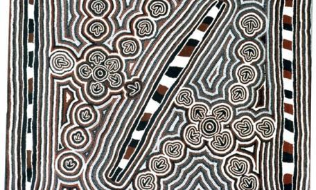 De afbeelding is van Biddy Long Nungarrayi (1932-); Bush Turkey Dreaming; Australië; ca. 2005; acryl op canvas; 7106-504. Plaatsbepalingen kun je op veel manieren in kaart brengen. Dit schilderij toont een ‘Dreaming’ van de Warlpiri mensen uit de Northern Territory. Hierop zingen en dansen de vrouwen als deel van een ceremonie over de boskalkoen wanneer die van waterpoel naar waterpoel reist om zich te voeden. De cirkels staan voor bestaande waterpoelen