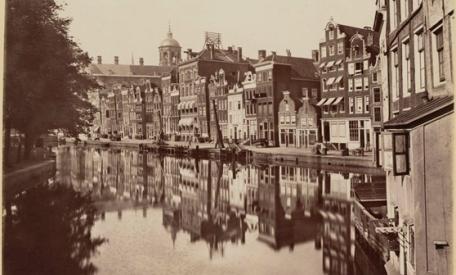 Pijpenmarkt, Nieuwezijds Voorburgwal, gezien naar het Koninklijk Paleis, 1880-1884,foto door Henri de Louw, Stadsarchief Amsterdam 