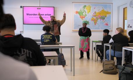 Gerda Havertong & Gianni Lieuw-A-Soe geven op 17 juli jl. samen een eerste proefles aan de hand van de Ontbrekende Bladzijde op het IJburg College in Amsterdam.