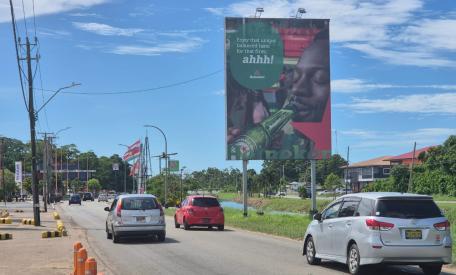 Reclame voor Heineken langs de weg in Paramaribo