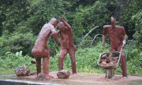 Een monument in Moengo, oost-Suriname, ooit het epicentrum van de Surinaamse bauxietindustrie. Foto: Zoë Deceuninck