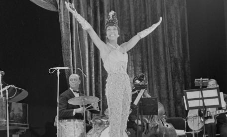 Oudejaarsshow Josephine Baker in Carré, Amsterdam, 1964 📸 Hugo van Gelderen - Nationaal Archief