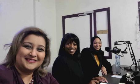 Teamleden Joan Nunnely, Natasha Hoessein en Saida Ouarirou bij Stanvaste Radio