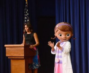 Michelle Obama bezoekt kindertekenfilm serie Doc McStuffins