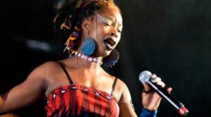 Dobet Gnahoré - Intense zangeres uit Ivoorkust met eigen pan-Afrikaanse sound