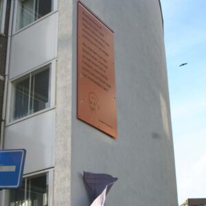 Plakaat van Nelson Mandela onthuld in Den Haag