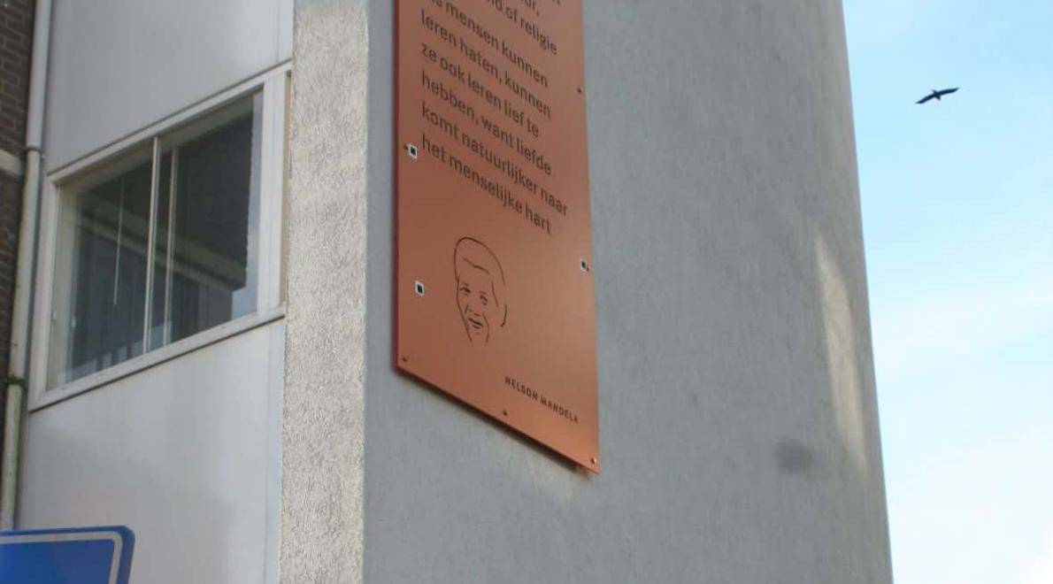 Plakaat van Nelson Mandela onthuld in Den Haag