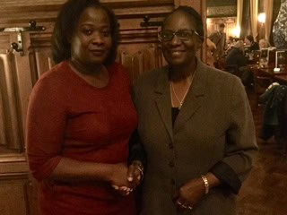 Interim bestuursvoorzitter NiNsee Linda Nooitmeer (l) en dr. Barryl Biekman van de Landelijke Beweging (r), bekrachtigen het besluit om de herdenking van de afschaffing van de slavernij weer op 1 juli te te doen plaatsvinden 