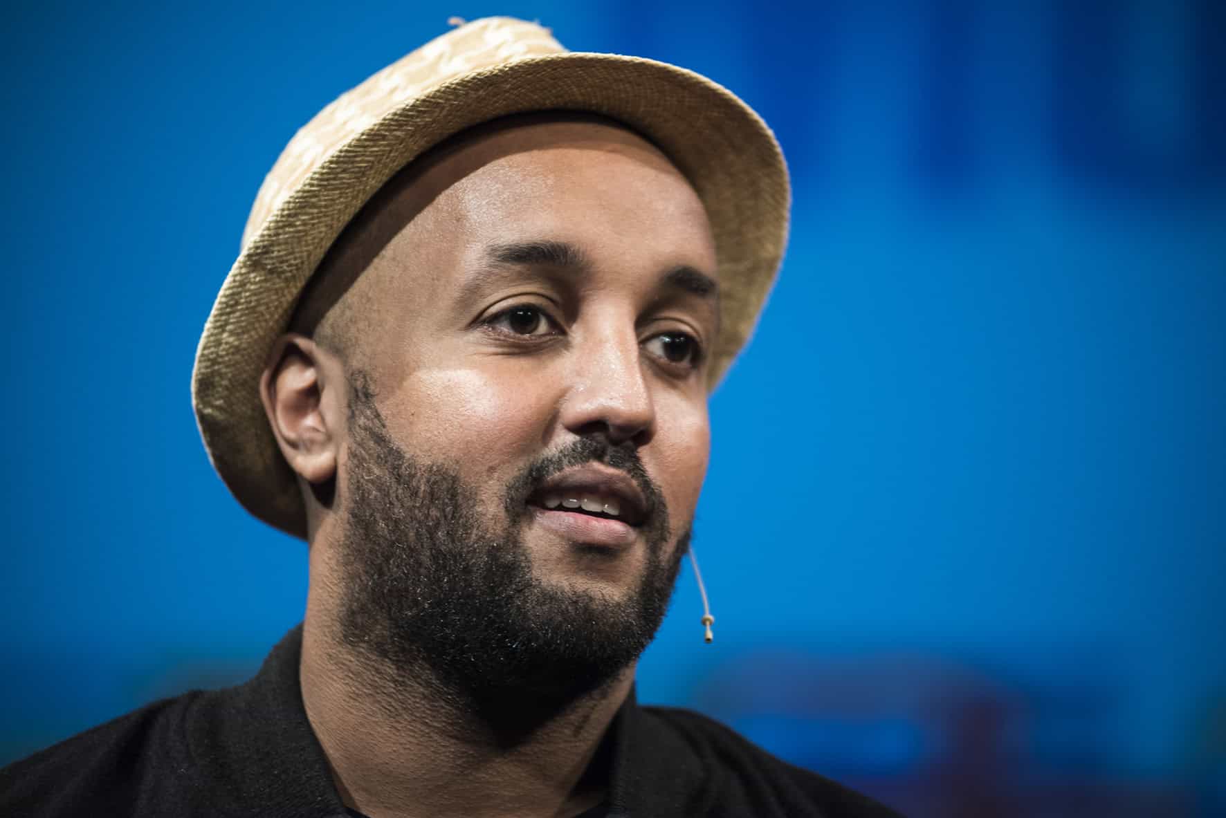 Mo Hersi op sprekersevent TEDxAlmere: “Na alle negatieve verhalen in de media over vluchtelingen maak ik een positief statement.” (Foto: BewustinBeeld.NU)