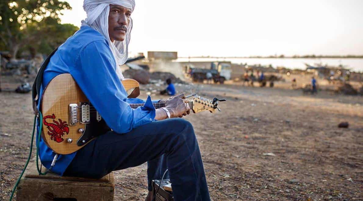 Met zijn betoverende gitaarspel brengt Ahmed Ag Kaedy eenzaamheid en ballingschap aan het licht