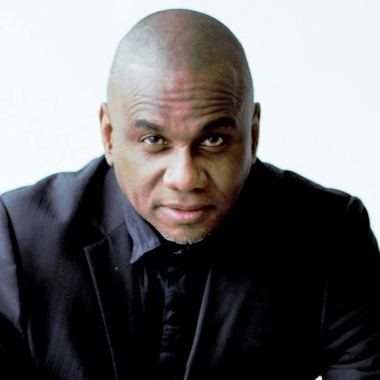 Verbind economische consequenties aan racisme