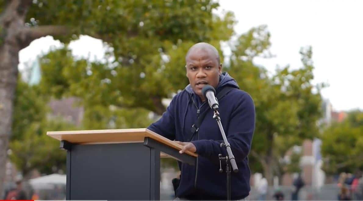 Mensenrechtenjurist Regilio Vaarnold, nieuwe partijvoorzitter Ubuntu Connected Front